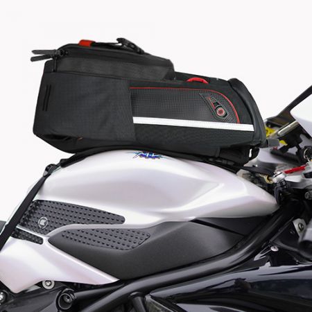 Odolná konstrukce motocyklového batohu na helmu, který se přemění na tašku do nádrže a uvolní vaše rameno.